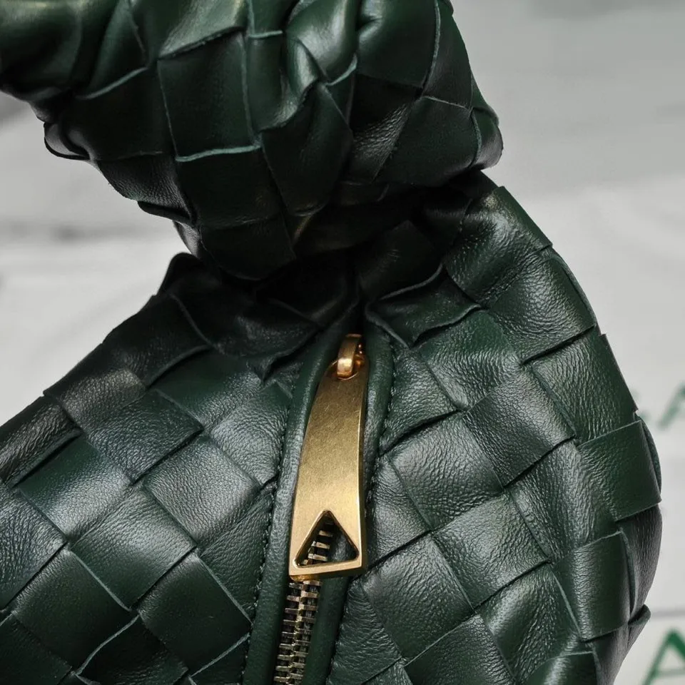 Batch 1120 BV Bottega Veneta's new early spring women's MINI JODIE handbag BV bag 🔥The new method is based on the original rounded corners, knotted with classic woven leather round hobo bag, The most iconic triangular pull-out design, using sheepskin draped soft shape, is super suitable for concave shapes~ Jodie feels really gentle to people, and is definitely the best item for daily matching. It has the same weave, new elements and twists, is compact and versatile, and is the new favorite of street style Internet celebrities! Dimensions: 23x28x8 Model: 6699-1